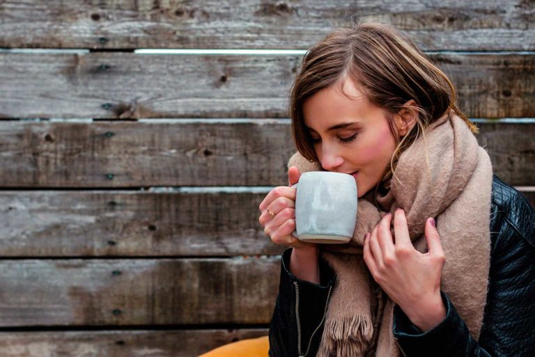 La razón científica por la que las mujeres suelen tener más frío