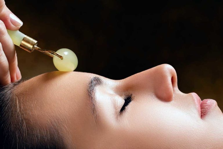 Rodillo de jade o Gua Sha: qué beneficios tienen para la piel