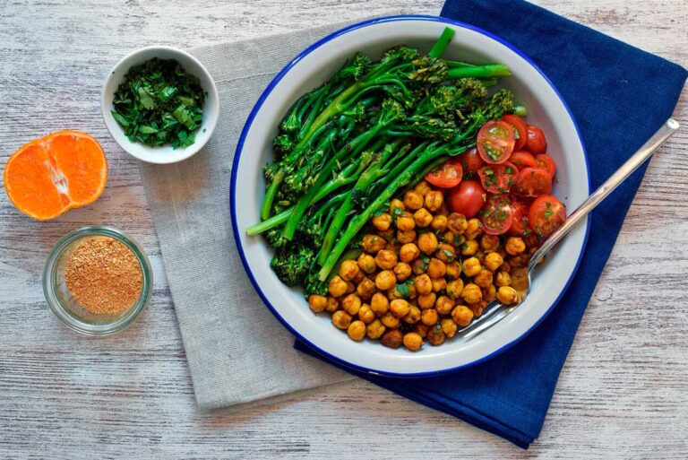 Bimi con garbanzos crujientes especiados y cherrys salteados